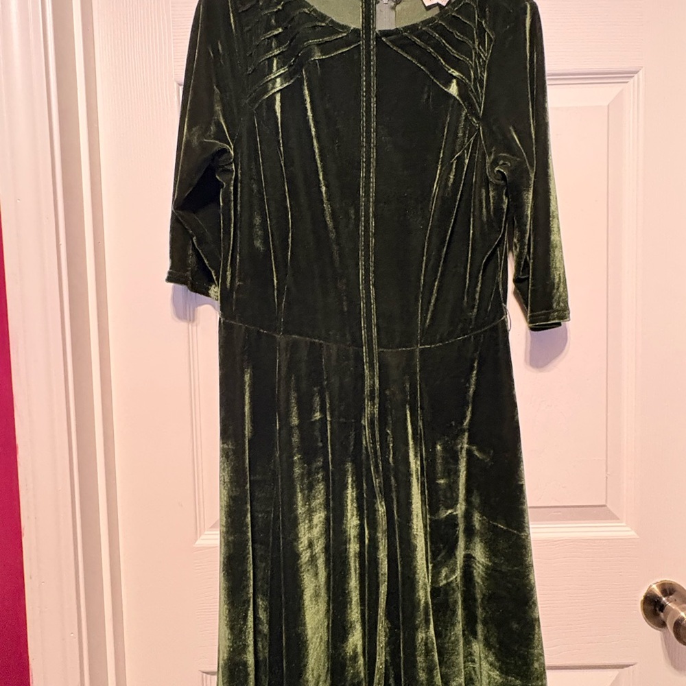 Unique Vintage Emerald Green Velvet Fit-and-Flare Dress - Picture 2 of 5